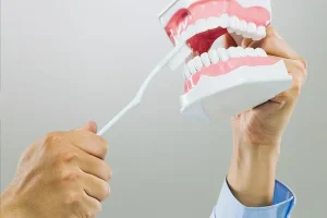 طريقة تنظيف الأسنان الصناعية من صبغة الشاي