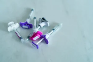 أيهما أفضل فيلر توسيال أو جوفيديرم