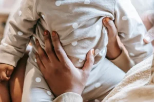 حركات تدل على مغص الرضيع