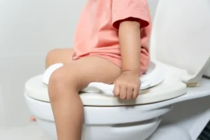 علاج الإمساك عند الأطفال عمر سنة