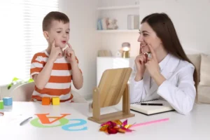 فهم تطور الكلام لدى الطفل التوحد ما الفرق بين التوحد اللفظي والتوحد غير اللفظي؟ 